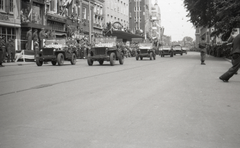 858185 Afbeelding van de Memorial D-Day Parade op het Vredenburg te Utrecht.